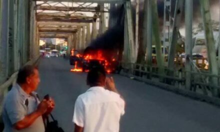De última hora: Vehículo incendiado en el puente Cazones I