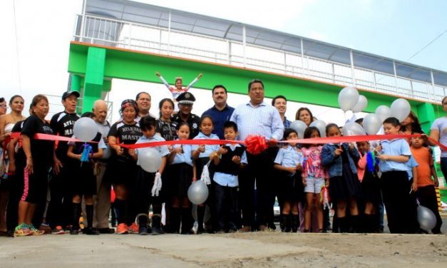 Inaugura el alcalde SLQC la obra del puente peatonal en Poza Rica Ver.