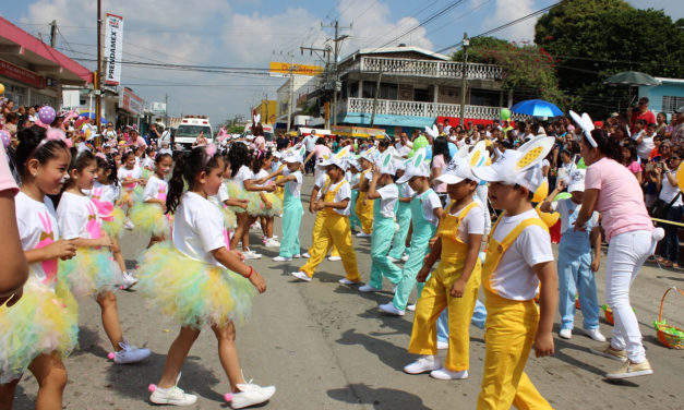 Con colorido desfile reciben a la Primavera