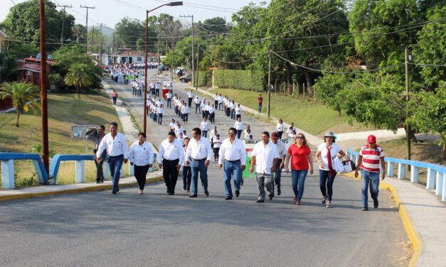Participan autoridades municipales en desfile