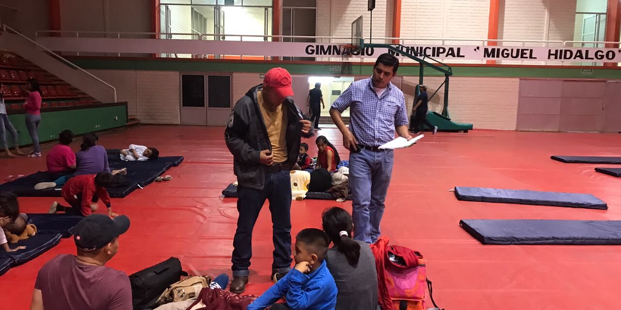 Ayuda Sánchez de Quiroz a familias de colonias populares.