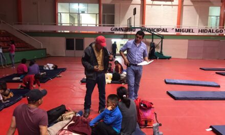 Ayuda Sánchez de Quiroz a familias de colonias populares.