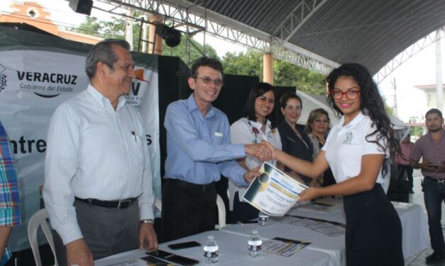 José Kirsch Entrega Becas A Niños Y Jóvenes De Poza Rica