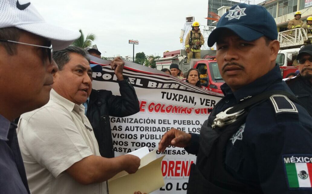 Tuxpan: Habitantes se manifiestan en el desfile.