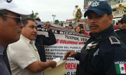 Tuxpan: Habitantes se manifiestan en el desfile.