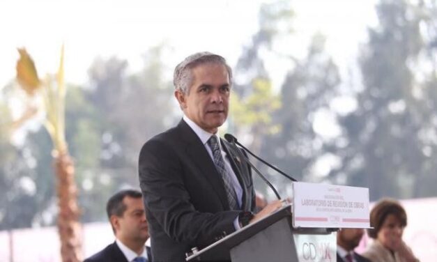 No aguantaron a estar solos así que la calle fue testigo de su Amor (vídeo)