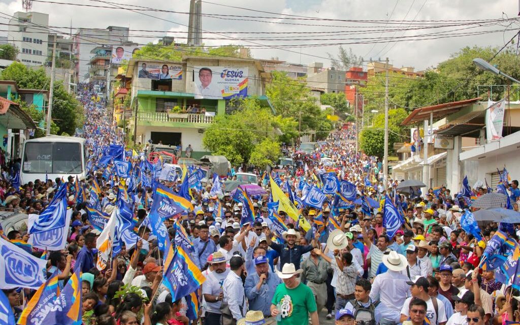 Águila se posa en letrero de Metro Nopalera