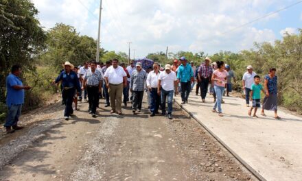 Supervisa Toño Aguilar construcción carretera a concreto hidráulico de los kilómetros