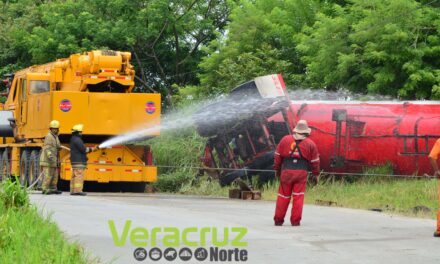 Espectacular volcadura de Tracto- Pipa en Chacoaco