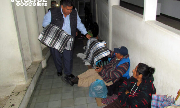 Alcalde entrega cobijas a familiares de enfermos, en el Hospital Civil