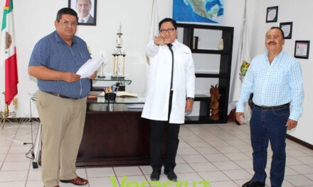 Rinde protesta nuevo director de Salud