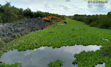 Desazolvan zanja para reducir riesgo de inundación