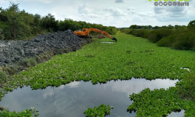 Desazolvan zanja para reducir riesgo de inundación