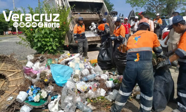 Aplican vacunas a trabajadores de limpia pública