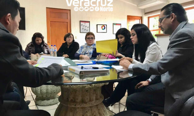 Directores de escuelas en reunión con nuevo titular de Espacios Educativos
