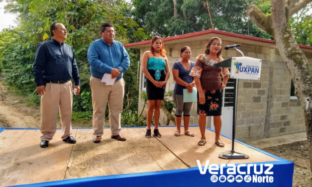 Cinco familias recibieron sus cuartos dormitorios