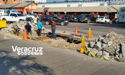 Tuxpan: Drenaje fracturado provocó socavón en la avenida Independencia
