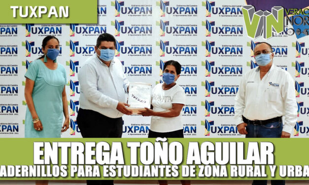 Entrega Toño Aguilar Cuadernillos de estudios para los niños de zona rural y urbana.