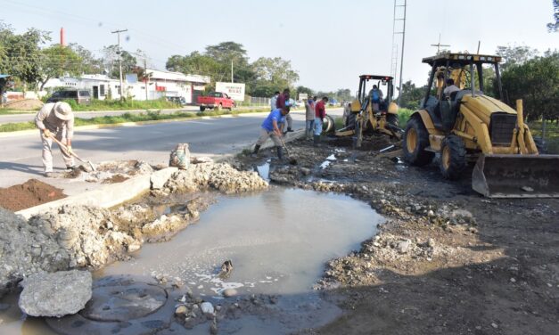 REPARA GOBIERNO DE POZA RICA, COLECTOR FRENTE A VILLA DE LAS FLORES