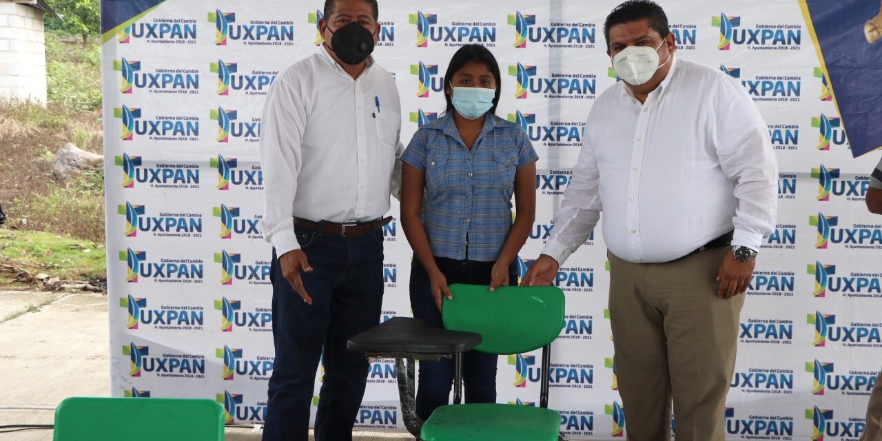 ENTREGA TOÑO AGUILAR MOBILIARIO ESCOLAR PARA EL TELEBACHILLERATO DE ZAPOTE DOMINGO