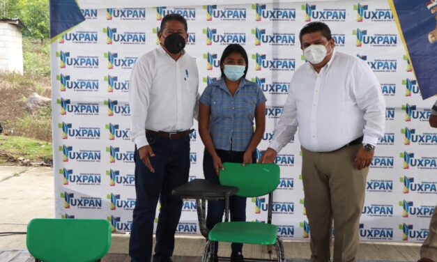 ENTREGA TOÑO AGUILAR MOBILIARIO ESCOLAR PARA EL TELEBACHILLERATO DE ZAPOTE DOMINGO