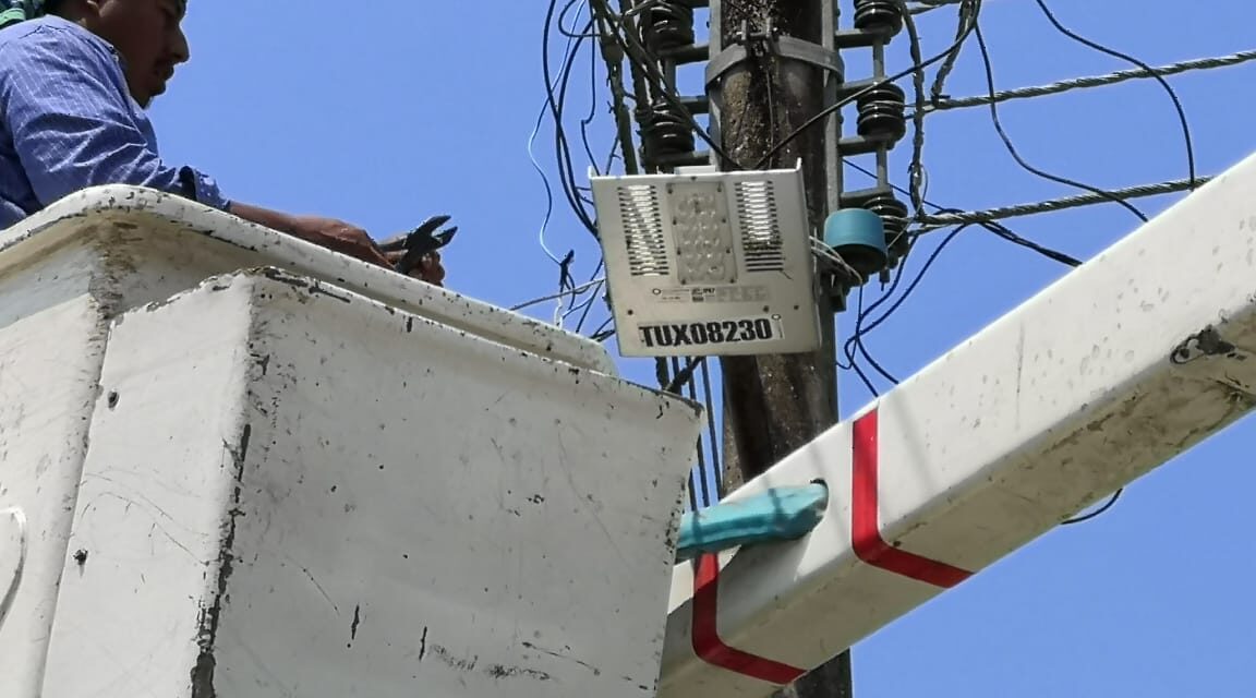 SE CAMBIAN POSTES Y LUMINARIAS POR LA CIUDAD