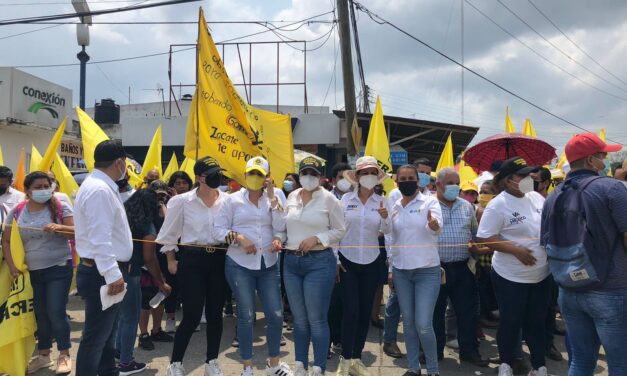 Tihuatlán se viste de amarillo, rojo y azul.