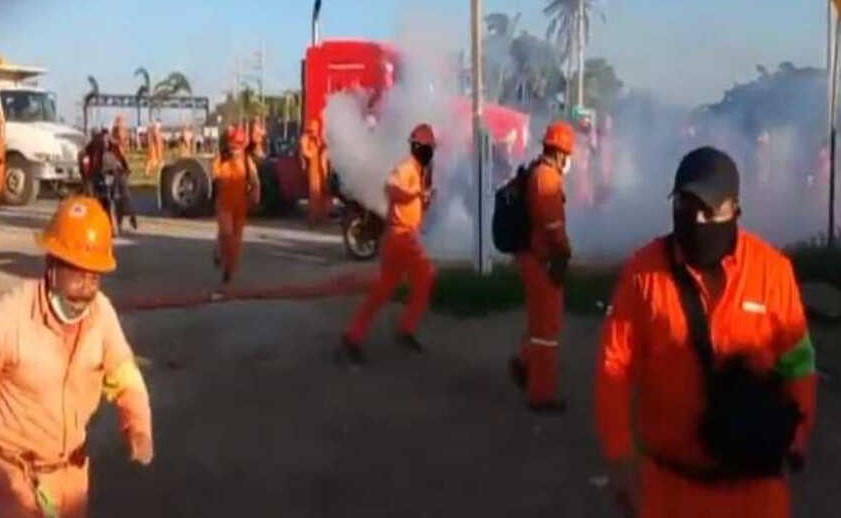 EXIGEN DERECHOS Y OBTIENEN REPRESION OBREROS DE DOS BOCAS