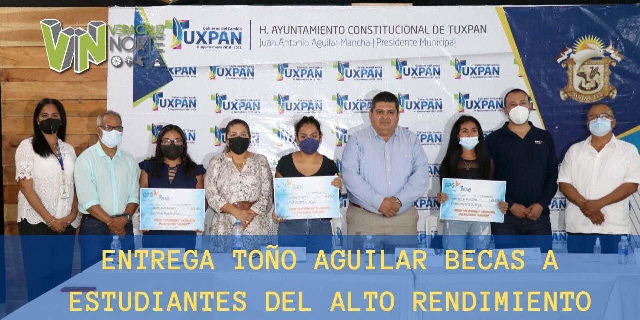 ENTREGA TOÑO AGUILAR BECAS A ESTUDIANTES DEL ALTO RENDIMIENTO
