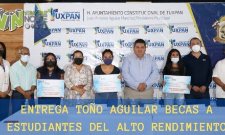 ENTREGA TOÑO AGUILAR BECAS A ESTUDIANTES DEL ALTO RENDIMIENTO