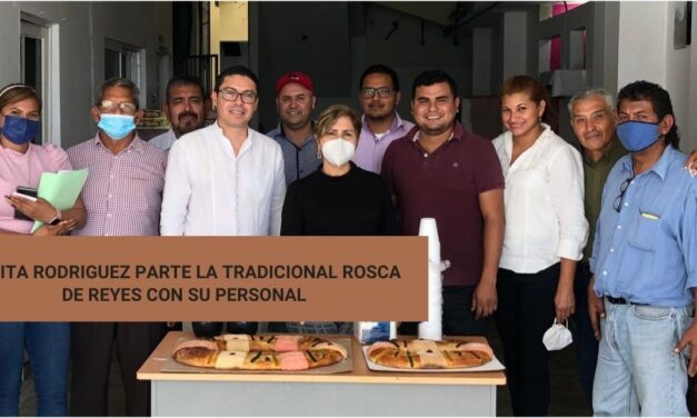 LUPITA RODRIGUEZ PARTE LA TRADICIONAL ROSCA DE REYES CON SU PERSONAL