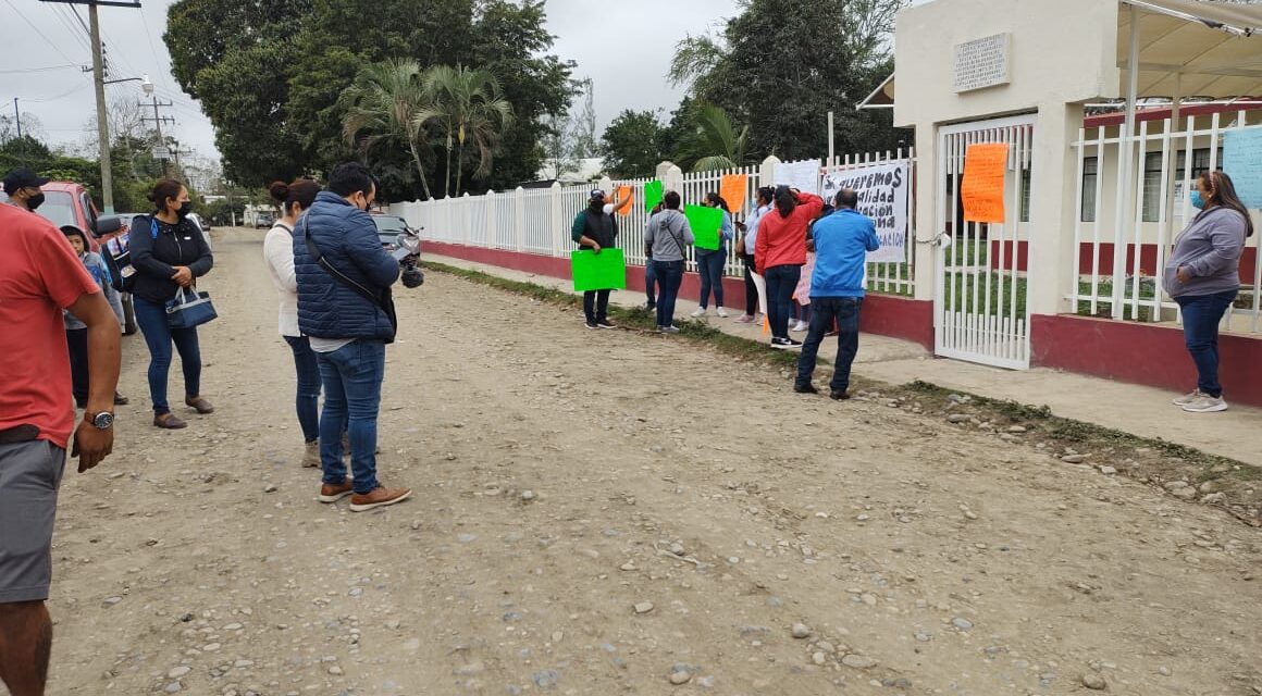 TIHUATLÁN: EXIGEN SEA REMOVIDA MAESTRA DE PRIMARIA EN ZAPOTAL SANTA CRUZ