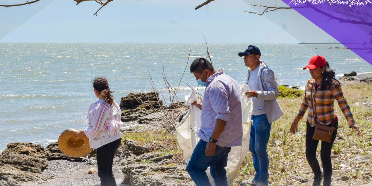 Tamalin: Faena de limpieza en la playa de la zona costera de Las Piedras