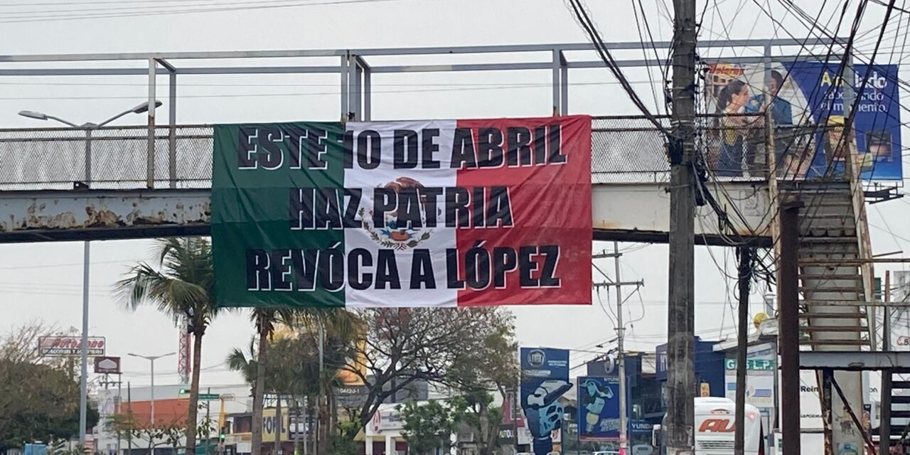 Cuelgan lonas contra AMLO en diferentes ciudades