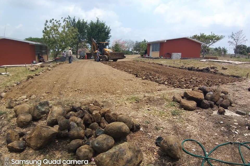 Ozuluama: Trabajos de techumbre de usos múltiples del Telebachillerato de la comunidad de Tierra y Libertad