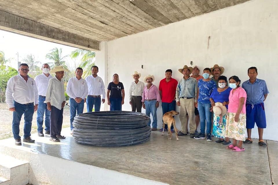 Ozuluama: Entrega de mangueras para instalación de sistema de agua potable al tanque elevado