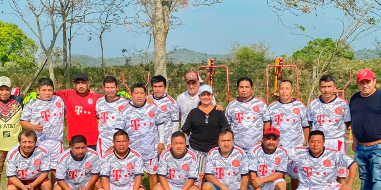 Tamalín: Entrega de uniformes deportivos al equipo Master Tamalín y equipos de la comunidad de Mamey La Mar