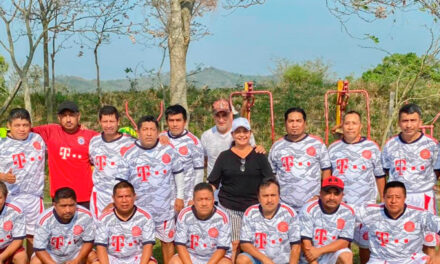 Tamalín: Entrega de uniformes deportivos al equipo Master Tamalín y equipos de la comunidad de Mamey La Mar