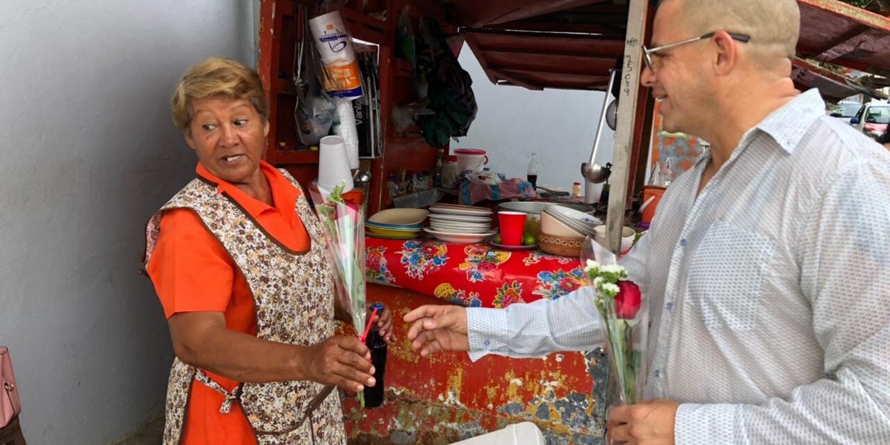 Cerro Azul: Entrega de rosas por día de las madres