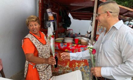 Cerro Azul: Entrega de rosas por día de las madres