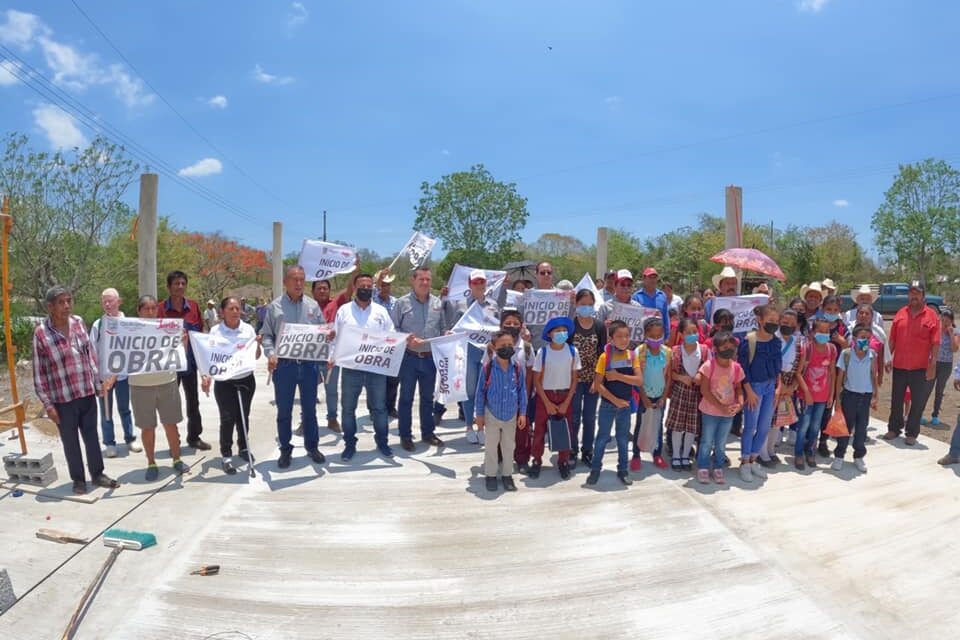 Ozuluama: Banderazo de inicio de obra de la cancha y techumbre de usos múltiples en la comunidad del Limón
