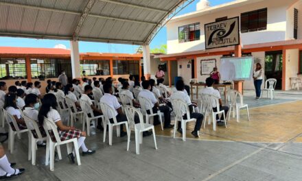 Papantla: Conferencia sobre «Embarazos en Adolescentes» en Polutla