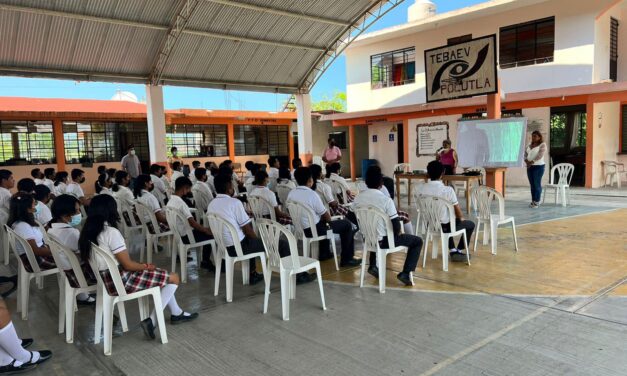 Papantla: Conferencia sobre «Embarazos en Adolescentes» en Polutla
