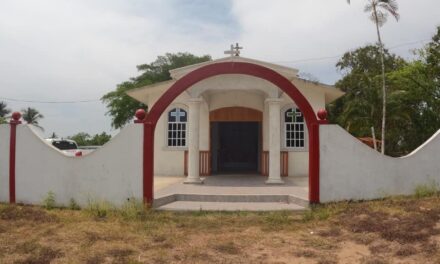 Ozuluama: Entrega de piso cerámico a la capilla de San Luciano