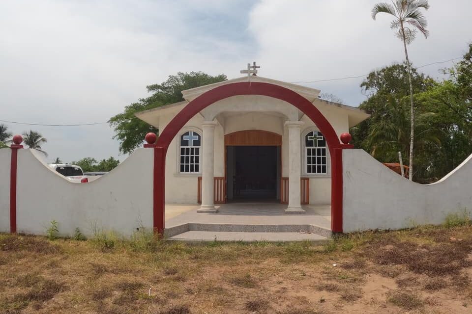 Ozuluama: Entrega de piso cerámico a la capilla de San Luciano