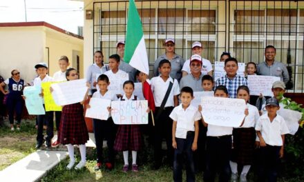 Ozuluama: Entrega de bandera, portabandera y asta a primaria Josefa Ortiz de Domínguez en San Javier