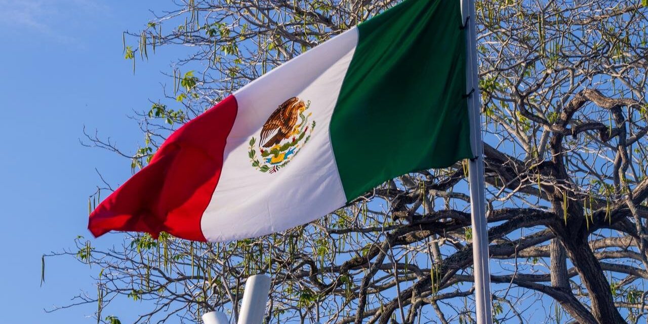 Álamo: Conmemoración del Día de la Marina con izamiento de bandera