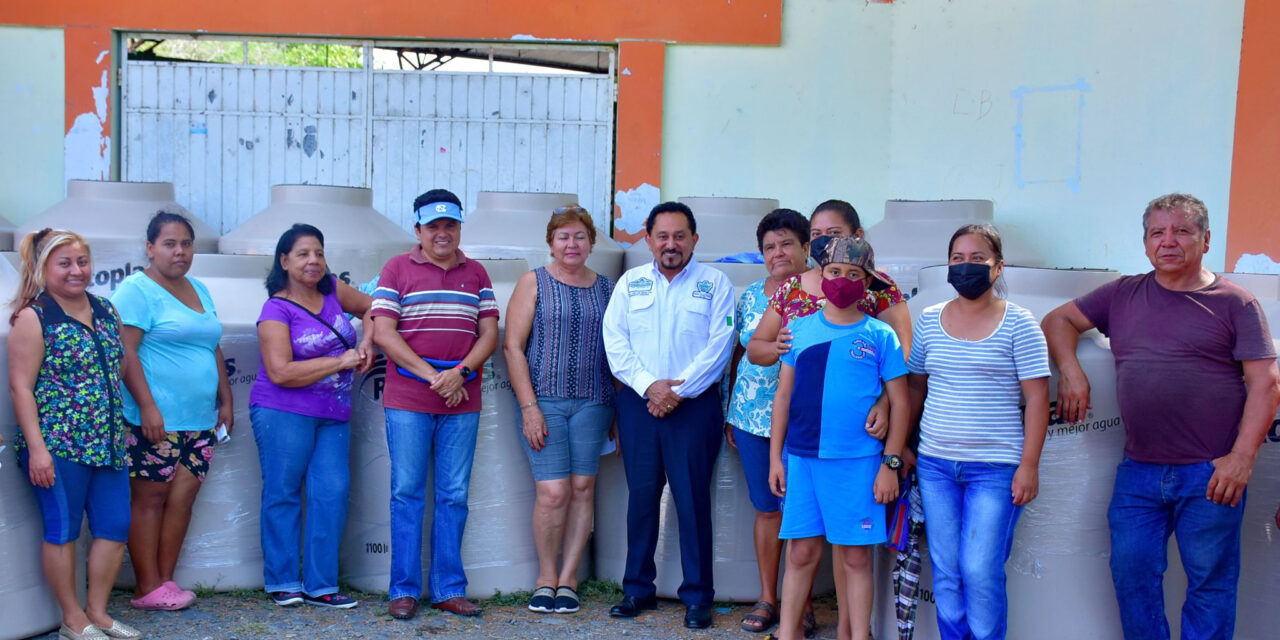 Naranjos: Alcalde hace entrega de tinacos subsidiados a más de 20 familias