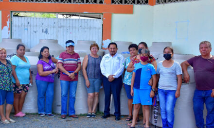 Naranjos: Alcalde hace entrega de tinacos subsidiados a más de 20 familias