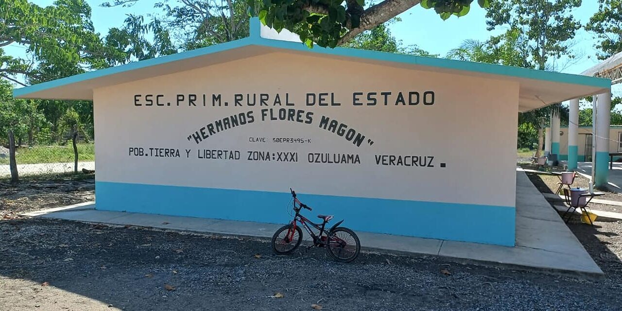 Ozuluama: Presidente verifica las instalaciones de la Escuela Primaria «Hermanos Flores Magón»